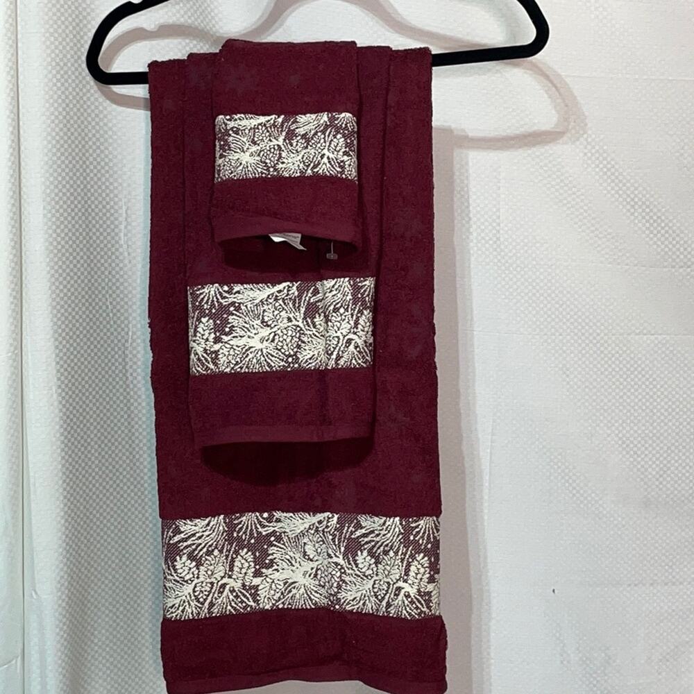 Santens bath hand fingertip towel combo deep red snow pine claret pattern NWT